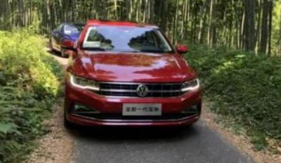 宝来后备箱打开往下掉